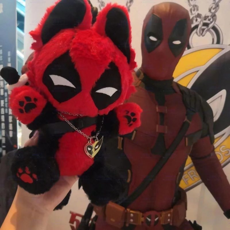 Jouet Chat Deadpool en Peluche - Oreiller Décoratif 30cm