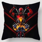 Housse de Coussin Double Face – Wolverine & Deadpool