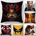 Housse de Coussin Wolverine & Deadpool – Déco Geek 45x45cm Polyester Doux